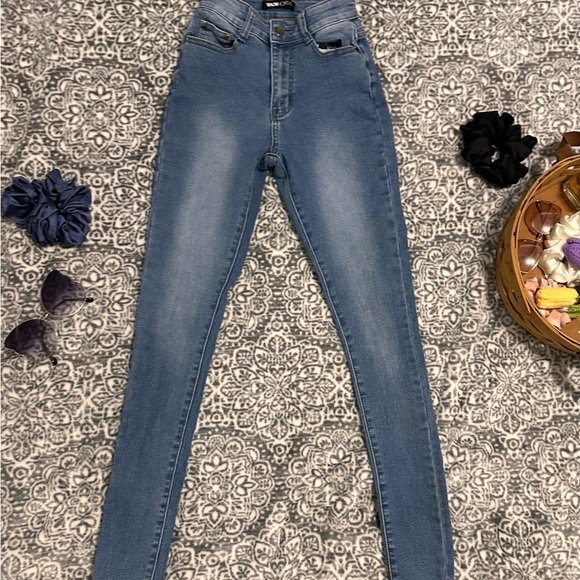 Fashion Nova Jeans Medium Wash Size 1/2 - Picture 5 of 9